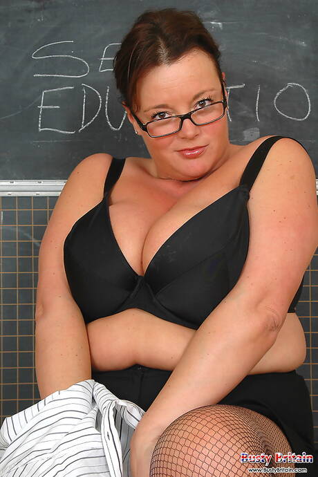 Busty Britain are proud to present you with a free photos featuring Victoria in jerking pussy porn